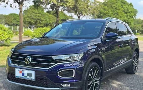 Volkswagen T-Roc I, 2022 год, 2 050 000 рублей, 2 фотография