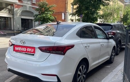 Hyundai Solaris II рестайлинг, 2018 год, 900 000 рублей, 2 фотография