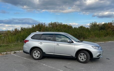 Mitsubishi Outlander III рестайлинг 3, 2017 год, 1 699 999 рублей, 6 фотография