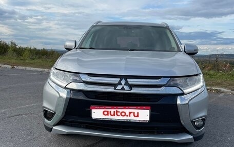 Mitsubishi Outlander III рестайлинг 3, 2017 год, 1 699 999 рублей, 5 фотография