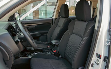Mitsubishi Outlander III рестайлинг 3, 2021 год, 1 695 000 рублей, 10 фотография