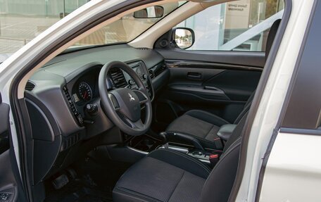Mitsubishi Outlander III рестайлинг 3, 2021 год, 1 695 000 рублей, 12 фотография