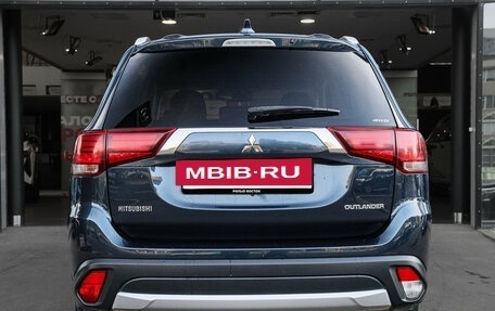 Mitsubishi Outlander III рестайлинг 3, 2018 год, 2 400 000 рублей, 5 фотография
