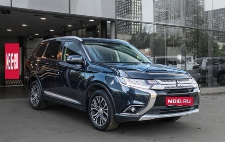 Mitsubishi Outlander III рестайлинг 3, 2018 год, 2 400 000 рублей, 3 фотография