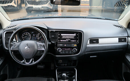 Mitsubishi Outlander III рестайлинг 3, 2018 год, 2 400 000 рублей, 9 фотография