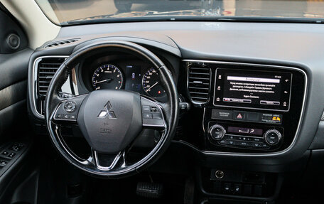 Mitsubishi Outlander III рестайлинг 3, 2018 год, 2 400 000 рублей, 10 фотография