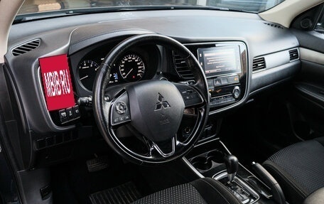 Mitsubishi Outlander III рестайлинг 3, 2018 год, 2 400 000 рублей, 11 фотография