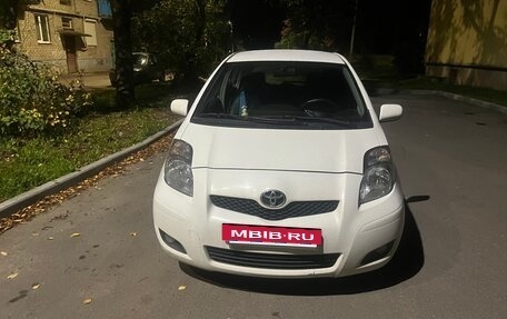Toyota Yaris III рестайлинг, 2010 год, 450 000 рублей, 2 фотография