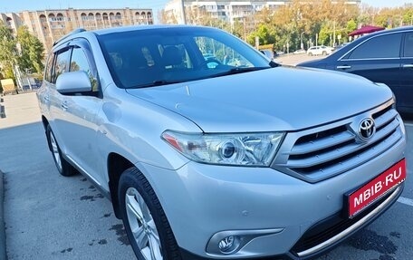 Toyota Highlander III, 2012 год, 1 960 000 рублей, 1 фотография