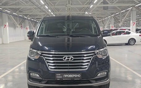 Hyundai Grand Starex Grand Starex I рестайлинг 2, 2020 год, 4 950 000 рублей, 2 фотография