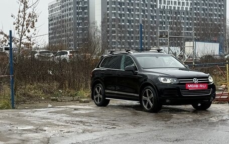 Volkswagen Touareg III, 2011 год, 1 980 000 рублей, 2 фотография