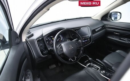 Mitsubishi Outlander III рестайлинг 3, 2017 год, 1 990 000 рублей, 10 фотография