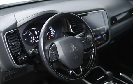Mitsubishi Outlander III рестайлинг 3, 2017 год, 1 990 000 рублей, 11 фотография