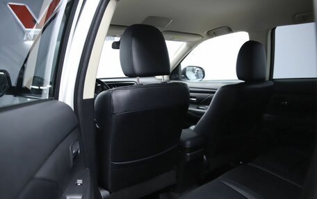 Mitsubishi Outlander III рестайлинг 3, 2017 год, 1 990 000 рублей, 12 фотография