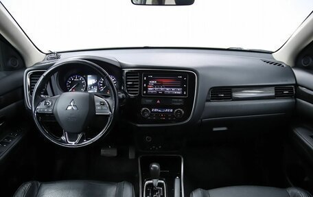Mitsubishi Outlander III рестайлинг 3, 2017 год, 1 990 000 рублей, 15 фотография