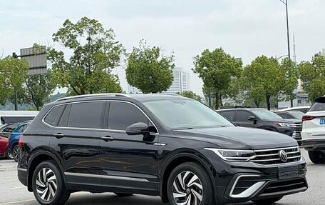 Volkswagen Tiguan II, 2023 год, 2 187 000 рублей, 4 фотография