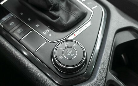 Volkswagen Tiguan II, 2018 год, 2 387 900 рублей, 21 фотография