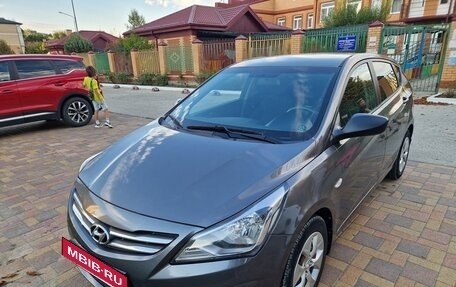 Hyundai Solaris II рестайлинг, 2015 год, 950 000 рублей, 2 фотография