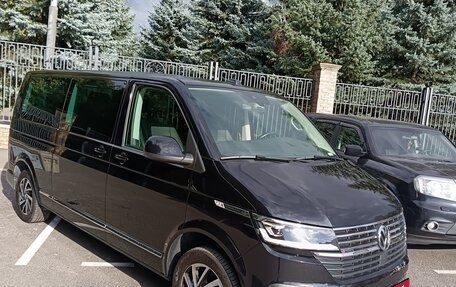 Volkswagen Multivan T6 рестайлинг, 2021 год, 7 199 000 рублей, 2 фотография