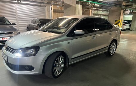 Volkswagen Polo VI (EU Market), 2011 год, 890 000 рублей, 2 фотография