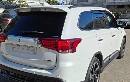 Mitsubishi Outlander III рестайлинг 3, 2020 год, 3 900 000 рублей, 4 фотография