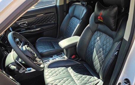 Mitsubishi Outlander III рестайлинг 3, 2020 год, 3 900 000 рублей, 9 фотография