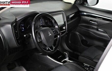 Mitsubishi Outlander III рестайлинг 3, 2021 год, 2 397 000 рублей, 11 фотография