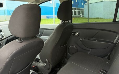 Renault Logan II, 2017 год, 950 000 рублей, 7 фотография