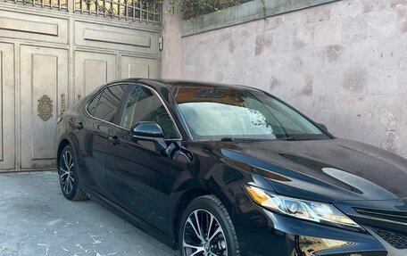 Toyota Camry, 2018 год, 1 750 000 рублей, 2 фотография