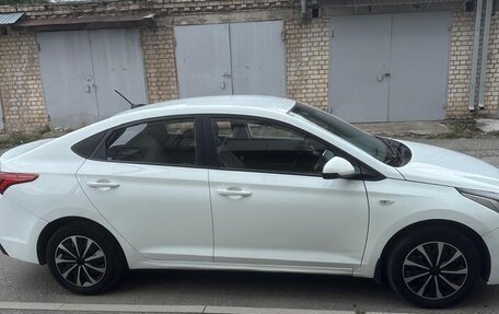 Hyundai Solaris II рестайлинг, 2018 год, 900 000 рублей, 2 фотография