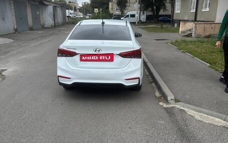 Hyundai Solaris II рестайлинг, 2018 год, 900 000 рублей, 3 фотография