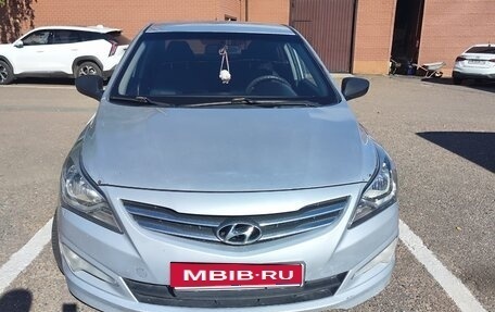 Hyundai Solaris II рестайлинг, 2015 год, 750 000 рублей, 1 фотография