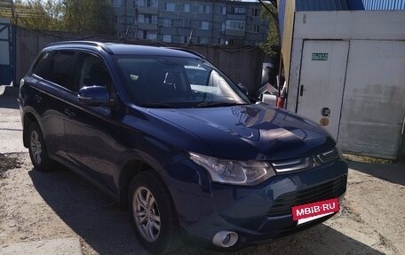 Mitsubishi Outlander III рестайлинг 3, 2013 год, 1 200 000 рублей, 10 фотография