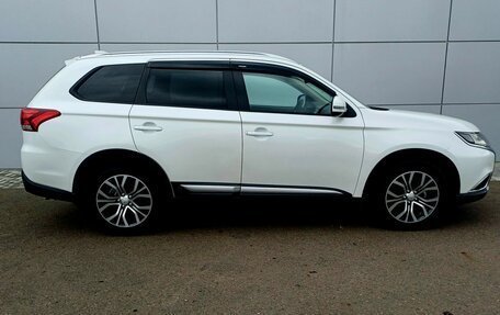 Mitsubishi Outlander III рестайлинг 3, 2018 год, 1 884 000 рублей, 4 фотография