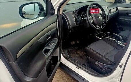 Mitsubishi Outlander III рестайлинг 3, 2018 год, 1 884 000 рублей, 10 фотография