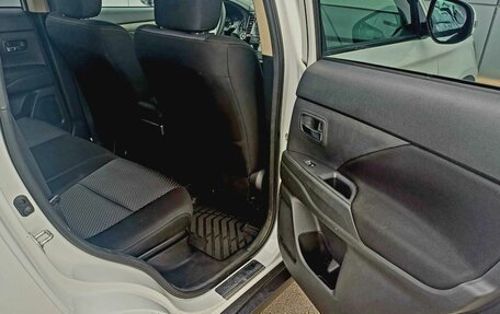 Mitsubishi Outlander III рестайлинг 3, 2018 год, 1 884 000 рублей, 15 фотография
