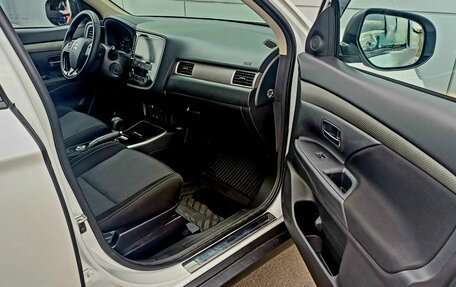 Mitsubishi Outlander III рестайлинг 3, 2018 год, 1 884 000 рублей, 16 фотография