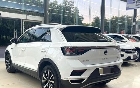 Volkswagen T-Roc I, 2023 год, 1 610 000 рублей, 2 фотография