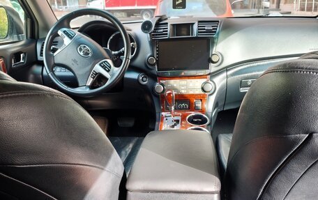 Toyota Highlander III, 2011 год, 2 100 000 рублей, 15 фотография