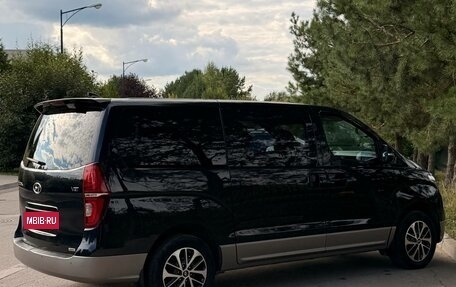 Hyundai Grand Starex Grand Starex I рестайлинг 2, 2020 год, 3 700 000 рублей, 3 фотография