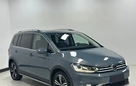 Volkswagen Touran III, 2023 год, 1 690 000 рублей, 3 фотография