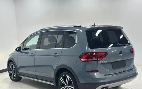 Volkswagen Touran III, 2023 год, 1 690 000 рублей, 6 фотография