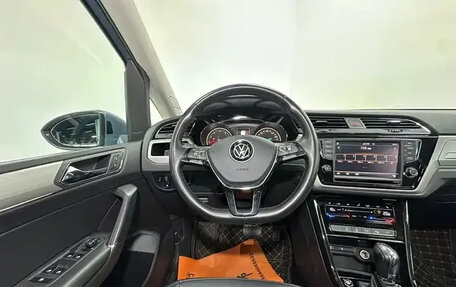 Volkswagen Touran III, 2023 год, 1 690 000 рублей, 10 фотография