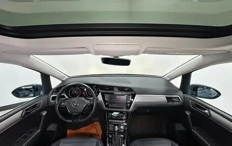 Volkswagen Touran III, 2023 год, 1 690 000 рублей, 9 фотография
