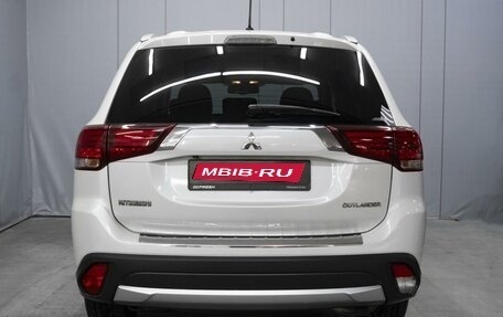 Mitsubishi Outlander III рестайлинг 3, 2015 год, 2 330 000 рублей, 4 фотография