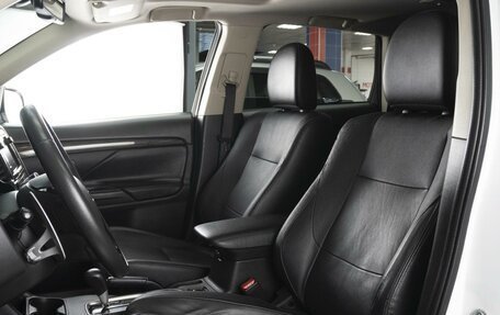 Mitsubishi Outlander III рестайлинг 3, 2015 год, 2 330 000 рублей, 14 фотография