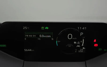 Toyota Prius IV XW50, 2023 год, 3 133 000 рублей, 13 фотография