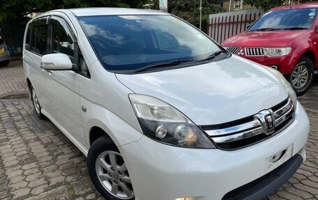 Toyota ISis I, 2014 год, 1 230 000 рублей, 2 фотография