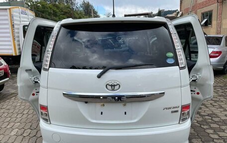 Toyota ISis I, 2014 год, 1 230 000 рублей, 6 фотография