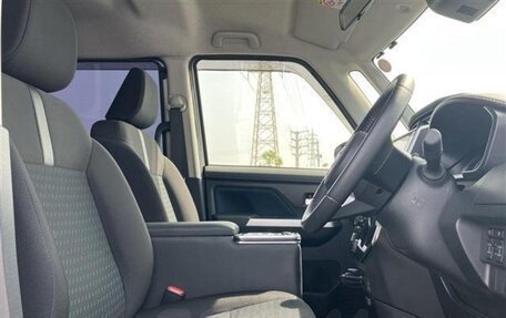 Toyota Roomy I, 2023 год, 1 070 000 рублей, 9 фотография